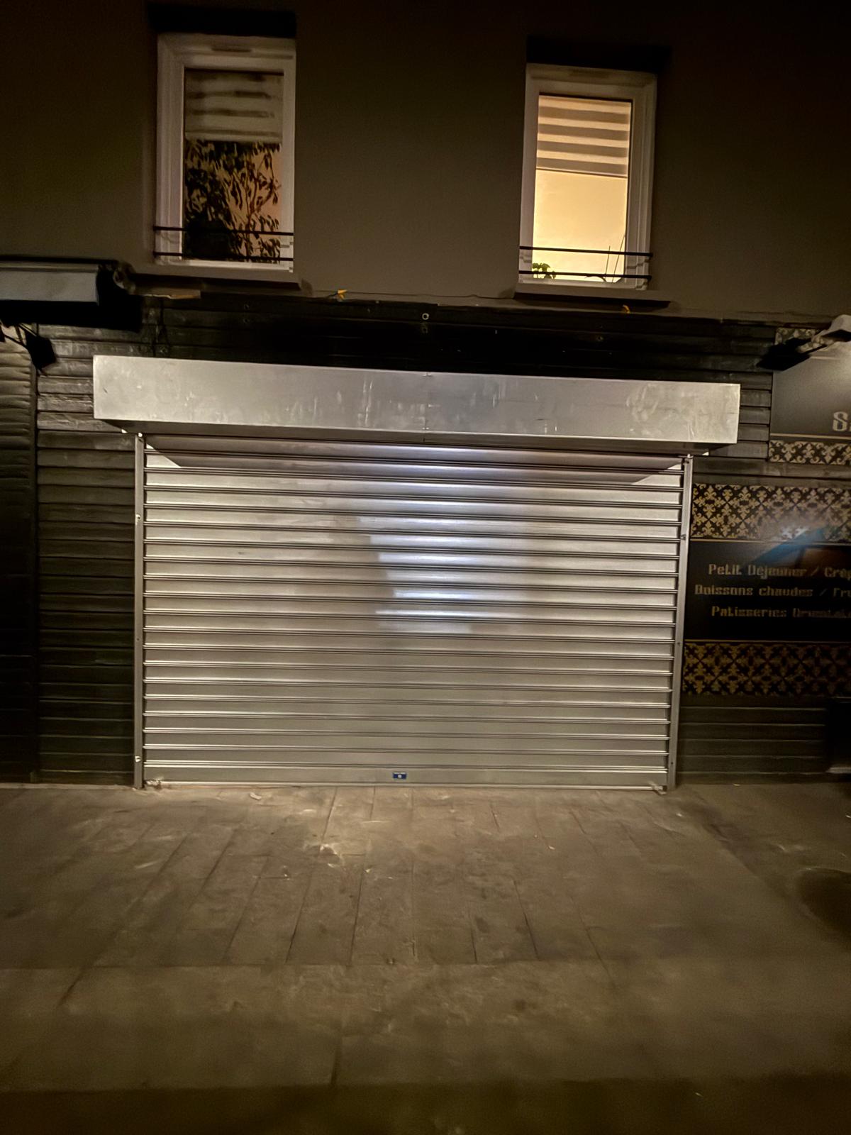 Rideau metallique sur facade commerciale