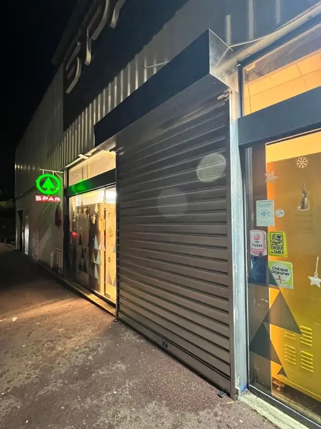 Rideau métallique posé devant un commerce — installation et dépannage Normandie